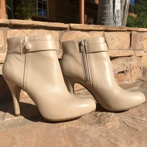 Nine West Cream Color Zip Up Booties